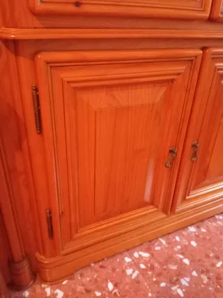 Mueble de madera con vitrina