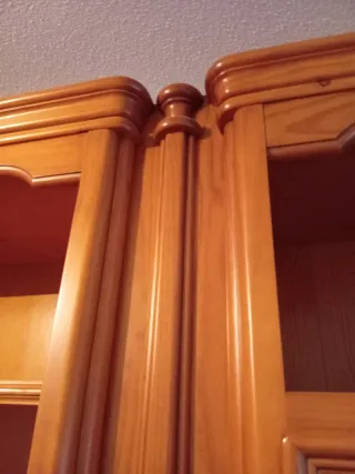 Mueble de madera con vitrina