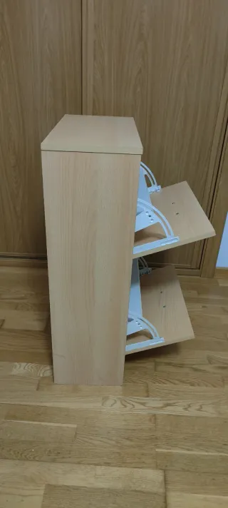 Zapatero de madera beige