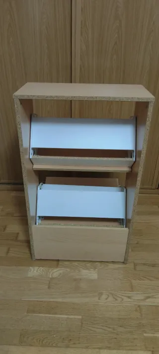 Zapatero de madera beige