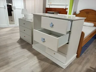 Cajonera blanca con estrellas azules