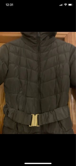 Chaqueta acolchada verde oliva con cinturón