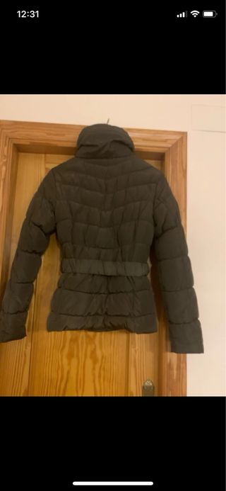 Chaqueta acolchada verde oliva con cinturón