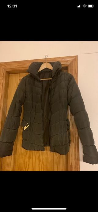 Chaqueta acolchada verde oliva con cinturón
