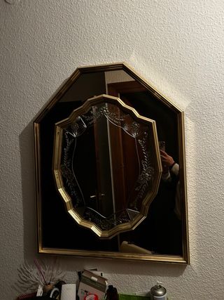 Mueble de entrada y espejo dorado de cristal