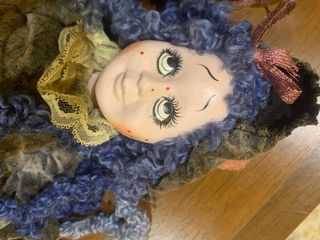 Bambola di legno con capelli blu