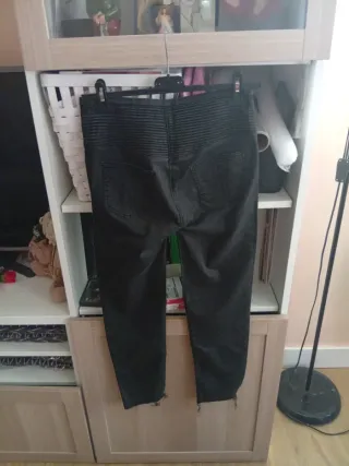 Pantalones Guess Marciano elásticos negros