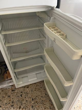 Nevera Indesit Blanca con congelador