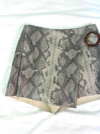 Minifalda pantalón Zara estampado serpiente