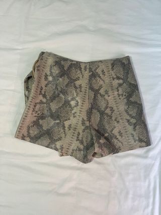 Minifalda pantalón Zara estampado serpiente