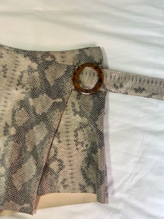 Minifalda pantalón Zara estampado serpiente