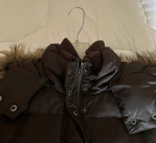 Abrigo plumífero marrón