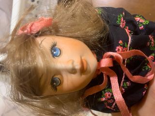 Bambola di porcellana con vestito floreale