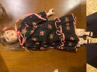 Bambola di porcellana con vestito floreale