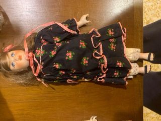 Bambola di porcellana con vestito floreale