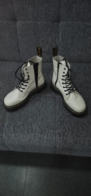 Botas Dr. Martens Mujer Color Bone