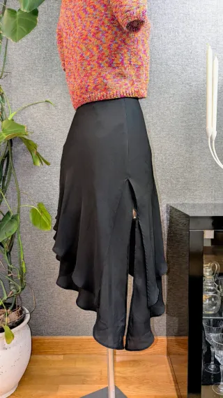 Falda larga negra asimétrica