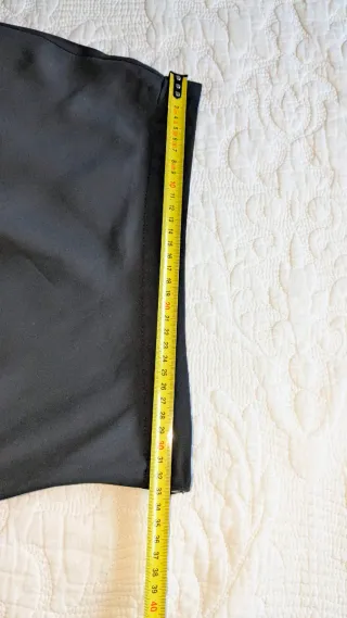 Falda larga negra asimétrica