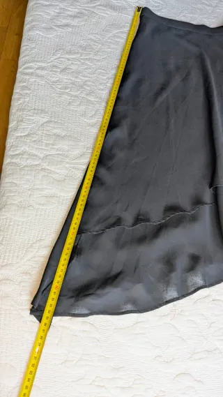 Falda larga negra asimétrica