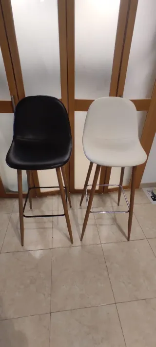 Taburetes Altos: 1 Blanco y 1 Negro