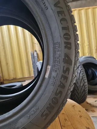 Dos neumáticos en perfecto estado^