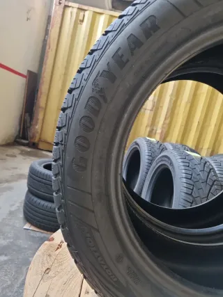 Dos neumáticos en perfecto estado^