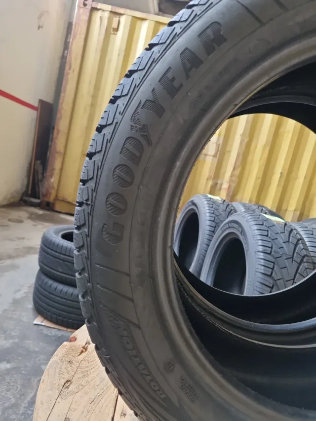 Dos neumáticos en perfecto estado^