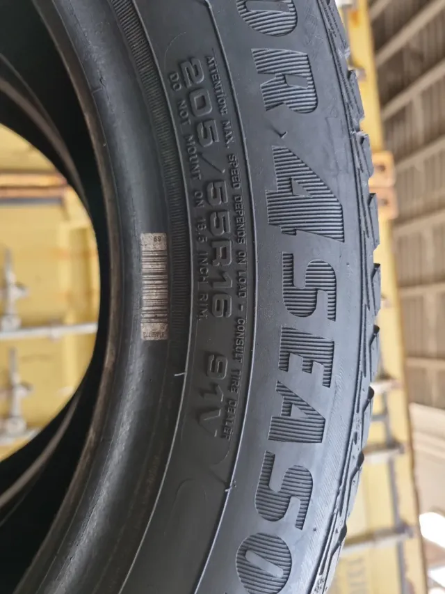 Dos neumáticos en perfecto estado^