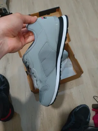 Zapatillas Fila Grises y Blancas