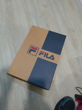 Zapatillas Fila Grises y Blancas