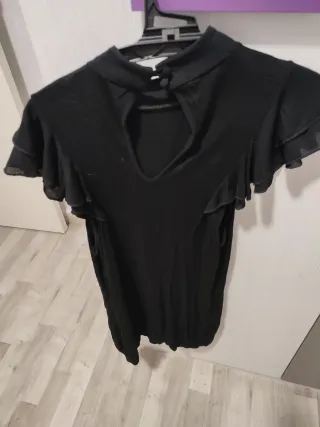 Camiseta fiesta lazo volante es larga.