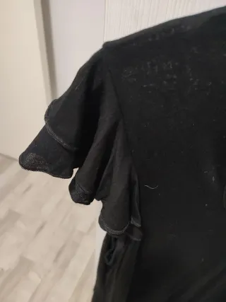 Camiseta fiesta lazo volante es larga.