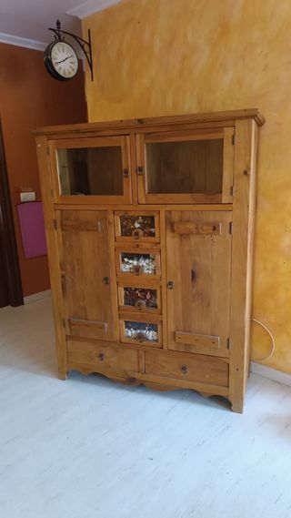 Mueble de madera con vitrina y cajones