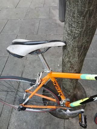 Bicicleta de carretera Zeus naranja