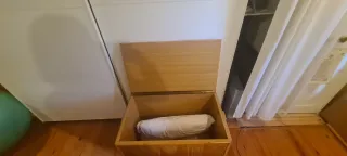 Baúl de mimbre y madera