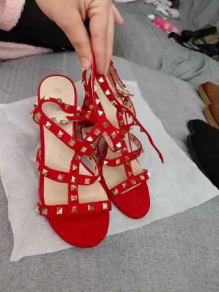 Sandalias de tacón con tachuelas rojas