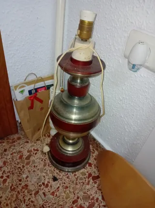 Lámpara de mesa metal y madera