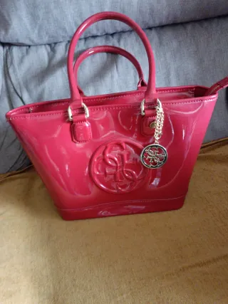 Bolso Guess Rosa Charol