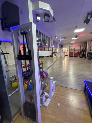 Máquina de Dominadas y Fondos con Ayuda