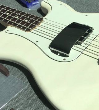 PROTECTOR GUITARRA BAJO PASTILLA CON TORNILLOS NEW