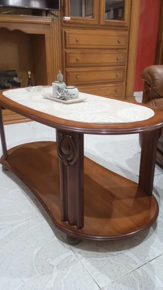 Sofás de piel marrón y mesa de regalo