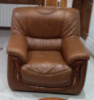 Sofás de piel marrón y mesa de regalo