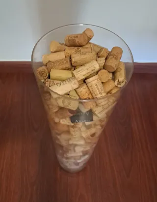 Jarrón de cristal con corchos de botellas de vino.