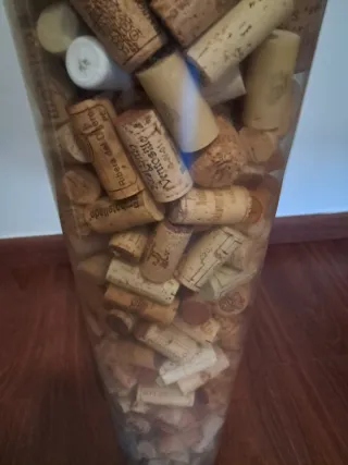 Jarrón de cristal con corchos de botellas de vino.