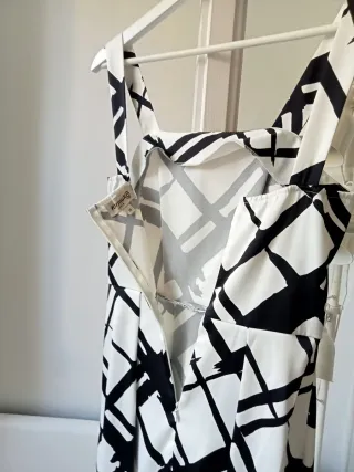 Vestido blanco y negro de Fórmula Joven