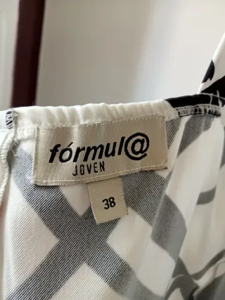 Vestido blanco y negro de Fórmula Joven