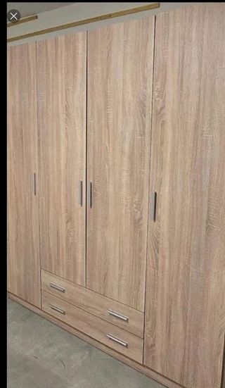 Armario de madera marrón