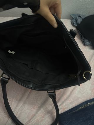 Bolso negro de cuero con cremalleras doradas