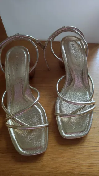Sandalias Stradivarius doradas