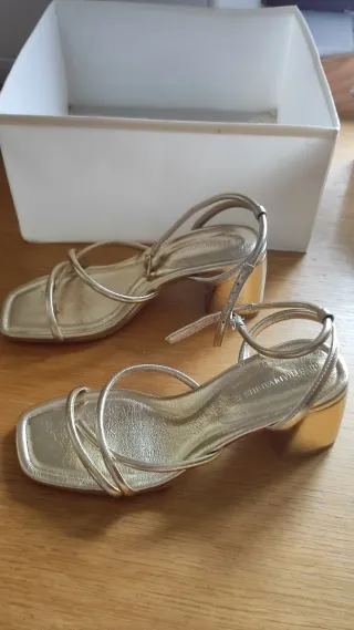 Sandalias Stradivarius doradas